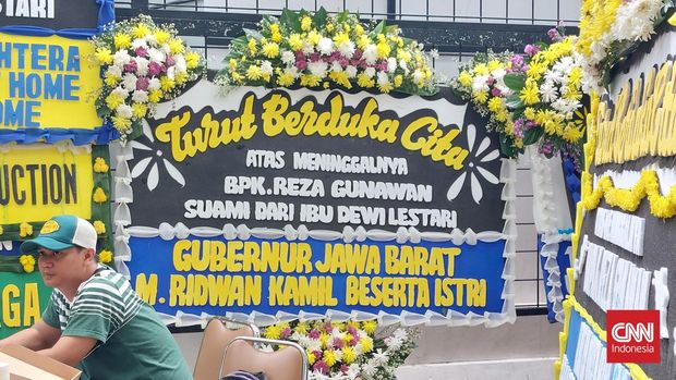 Karangan bunga dari Presiden Joko Widodo hingga Gubernur Jawa Barat Ridwan Kamil tampak hadir di lokasi persemayaman suami penulis Dewi lestari, Reza Gunawan, di Rumah Duka Grand Heaven, Jakarta Utara.