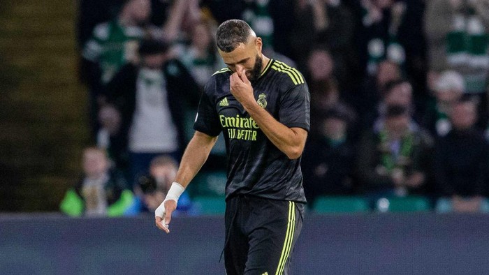 GLASGOW, SCOTLAND - SEPTEMBER 06: Real Madrids Karim Benzema looks dejected after being forced off through injury during a UEFA Champions League match between Celtic and Real Madrid at Celtic Park, on September 06, 2022, in Glasgow, Scotland.  (Photo by Alan Harvey/SNS Group via Getty Images)