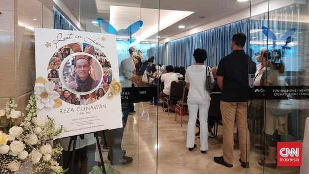 Suasana jelang kremasi mendiang suami Dewi Lestari, Reza Gunawan, di Rumah Duka Grand Heaven, Jakarta Utara, Kamis (8/9).