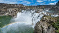 Lanskap Air Terjun dan Pelangi Bikin Jatuh Hati Banget