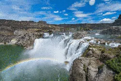 Lanskap Air Terjun dan Pelangi Bikin Jatuh Hati Banget