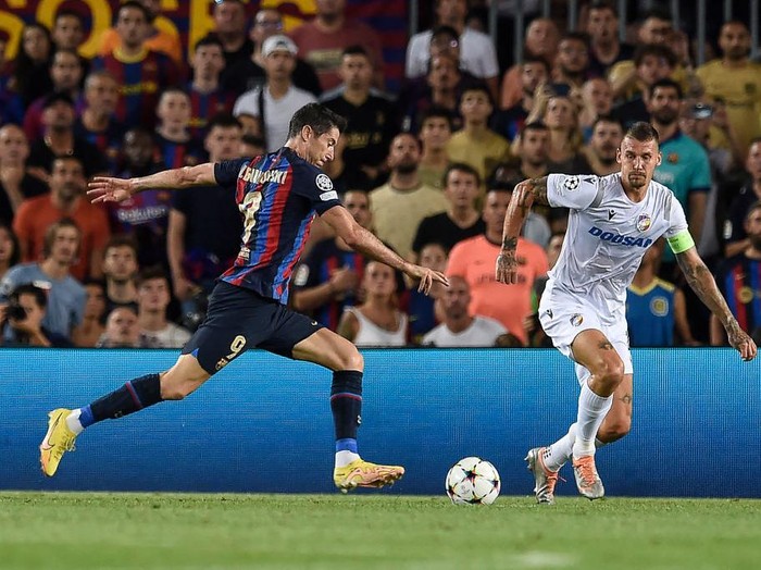 Lewandowski Hattrick, Barcelona Pesta Gol Atas Viktoria Plzen Barcelona's Polish forward Robert Lewandowski (L) kicks the ball and scores a goal during the UEFA Champions League Group C first-leg football match between FC Barcelona and Viktoria Plzen, at the Camp Nou stadium in Barcelona on September 7, 2022. (Photo by Josep LAGO / AFP) (Photo by JOSEP LAGO/AFP via Getty Images)