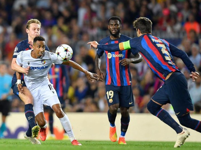 Lewandowski Hattrick, Barcelona Pesta Gol Atas Viktoria Plzen Barcelona's German goalkeeper Marc-Andre ter Stegen (R) deflects the ball next to Viktoria Plzen's Czech defender Lukas Hejda (L) and Barcelona's Spanish defender Gerard Pique during the UEFA Champions League Group C first-leg football match between FC Barcelona and Viktoria Plzen, at the Camp Nou stadium in Barcelona on September 7, 2022. (Photo by Pau BARRENA / AFP) (Photo by PAU BARRENA/AFP via Getty Images)