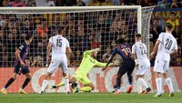 Kessie membuka skor pada menit ke-13. Barcelona sempat hampir dihukum penalti, tapi Video Assistant Referee (VAR) mengubah situasi. (Josep Lago/AFP/Getty Images)