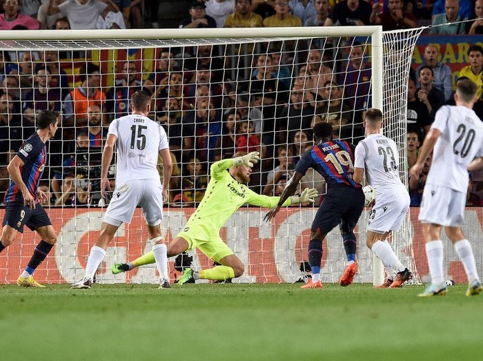 Barcelona's Ivorian midfielder Franck Kessie (C-R) scores a goal past Viktoria Plzen's Czech goalkeeper Jindrich Stanek (C-L) during the UEFA Champions League Group C first-leg football match between FC Barcelona and Viktoria Plzen, at the Camp Nou stadium in Barcelona on September 7, 2022. (Photo by Josep LAGO / AFP) (Photo by JOSEP LAGO/AFP via Getty Images)