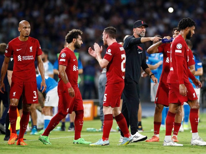 NAPLES, ITALY - SEPTEMBER 07: Head coach Jurgen Klopp of Liverpool FC gestures during the UEFA Champions League group A match between SSC Napoli and Liverpool FC at Stadio Diego Armando Maradona on September 7, 2022 in Naples, Italy. (Photo by Matteo Ciambelli/DeFodi Images via Getty Images)