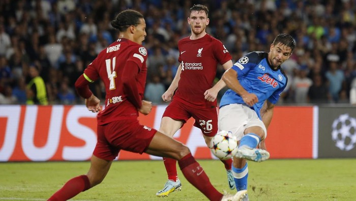 NAPLES, ITALY - SEPTEMBER 07: Giovanni Simeone of SSC Napoli, Virgil van Dijk of Liverpool FC, Andrew Robertson of Liverpool FC battle for the ball during the UEFA Champions League group A match between SSC Napoli and Liverpool FC at Stadio Diego Armando Maradona on September 7, 2022 in Naples, Italy. (Photo by Carlo Hermann/DeFodi Images via Getty Images)