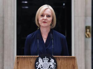 PM Liz Truss Mundur dari Jabatannya gegara Krisis Ekonomi Inggris Kian Buruk PM Liz Truss Mundur dari Jabatannya gegara Krisis Ekonomi Inggris Kian Buruk