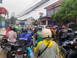 Macet di Jalan Cinere Raya Depok, Pengendara Terjebak Hampir 1 Jam