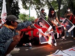 Mahasiswa Demo Harga BBM di Sumut Bakar Foto Pimpinan DPR