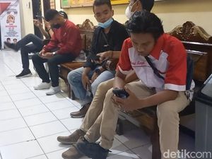Satu Mahasiswa Jadi Tersangka Demo BBM di Depo Pertamina Sampang Satu Mahasiswa Jadi Tersangka Demo BBM di Depo Pertamina Sampang
