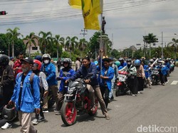 Mahasiswa Tuban Dorong Motor Bentuk Penolakan Kenaikan Harga BBM