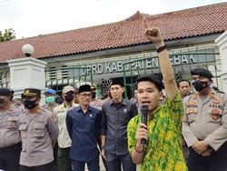 Demo di Depan DPRD Lebak, Mahasiswa Tuntut Dewan Tolak Kenaikan Harga BBM