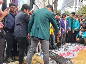 Mahasiswa Demo Tabur Bunga di Patung Kuda: Telah Mati Subsidi BBM