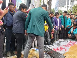 Mahasiswa Demo Tabur Bunga di Patung Kuda: Telah Mati Subsidi BBM