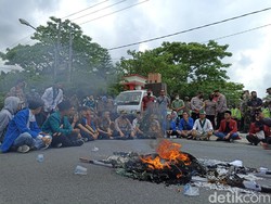 Demo Harga BBM Naik, Mahasiswa di Blitar Salat Jenazah dan Bakar Keranda