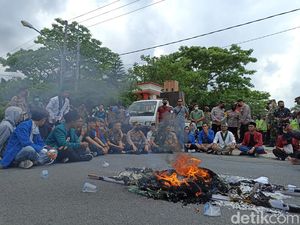 Demo Harga BBM Naik, Mahasiswa di Blitar Salat Jenazah dan Bakar Keranda Demo Harga BBM Naik, Mahasiswa di Blitar Salat Jenazah dan Bakar Keranda