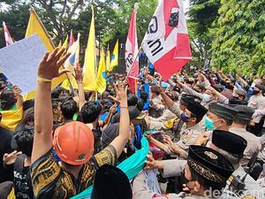 Paksa Masuk DPRD Kediri, Mahasiswa dan Polisi Saling Dorong saat Demo BBM Paksa Masuk DPRD Kediri, Mahasiswa dan Polisi Saling Dorong saat Demo BBM