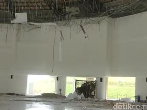 Detik-detik Plafon Masjid Tanjak Batam Ambruk! Detik-detik Plafon Masjid Tanjak Batam Ambruk!