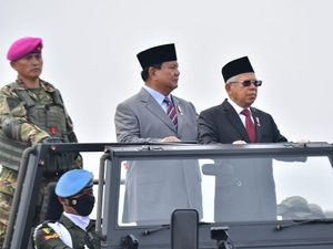 Momen Maruf Amin-Prabowo Naik Jip Cek Pasukan Komcad
