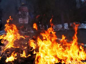Massa Demo di Patung Kuda Nyalakan Flare hingga Bakar Ban Massa Demo di Patung Kuda Nyalakan Flare hingga Bakar Ban