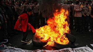 Foto-foto Massa Demo BBM di Patung Kuda Bakar Ban Bekas