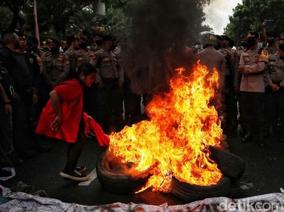 Foto-foto Massa Demo BBM di Patung Kuda Bakar Ban Bekas