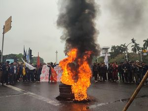 Massa Demo Tolak BBM Naik Blokade Bundaran Patung Kuda