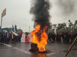 Massa Demo Tolak BBM Naik Blokade Bundaran Patung Kuda