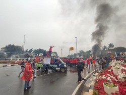 Massa Demo BBM Naik Bakar Ban-Tutup Akses Jl Medan Merdeka Selatan