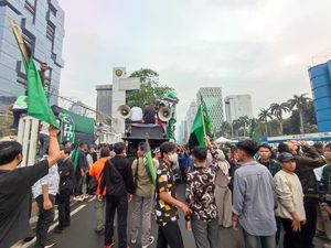Demo di Patung Kuda Bubar, Massa Kini Orasi di Depan Kementerian ESDM