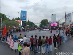 Demo Tolak BBM Naik, Buruh-Mahasiswa Tutup Simpang Ciceri Serang