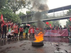 Mahasiswa Demo Tolak Harga BBM Naik Bakar Ban di Patung Kuda