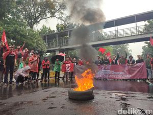 Demo Mahasiswa Menolak Kenaikan Harga BBM di Patung Kuda Demo Mahasiswa Menolak Kenaikan Harga BBM di Patung Kuda