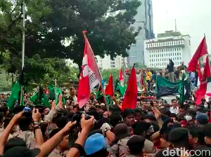 Mahasiswa Kembali Dorong Barikade Polisi, Ngotot Menuju Istana Merdeka