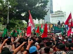 Mahasiswa Kembali Dorong Barikade Polisi, Ngotot Menuju Istana Merdeka