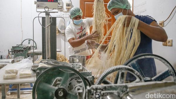 Melihat Produksi Mi di Tangerang Saat BBM dan Bahan Baku Terus Naik