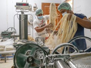Melihat Produksi Mi di Tangerang Saat BBM dan Bahan Baku Terus Naik Melihat Produksi Mi di Tangerang Saat BBM dan Bahan Baku Terus Naik