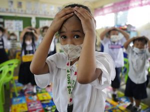 Beragam Ekspresi Siswa SD Saat Simulasi Gempa di Filipina