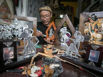 Mengintip Produksi Suvenir G20 Made In Sukoharjo