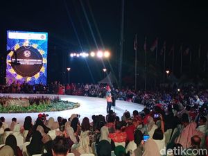 Sandiaga Uno Berbalas Pantun dengan Ridwan Kamil-Bima Arya di F8 Makassar Sandiaga Uno Berbalas Pantun dengan Ridwan Kamil-Bima Arya di F8 Makassar