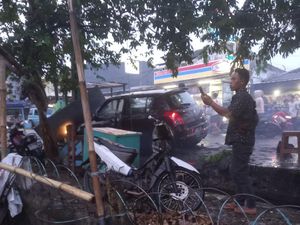 Mobil Dikemudikan Kakek Nyelonong Tabrak 6 Gerobak PKL di Bekasi