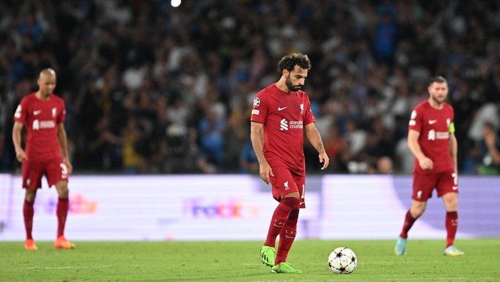 NAPLES, ITALY - SEPTEMBER 07: Mohamed Salah of Liverpool looks dejected after Piotr Zielinski (not pictured) of SSC Napoli scores their teams fourth goal during the UEFA Champions League group A match between SSC Napoli and Liverpool FC at Stadio Diego Armando Maradona on September 07, 2022 in Naples, Italy. (Photo by Francesco Pecoraro/Getty Images)