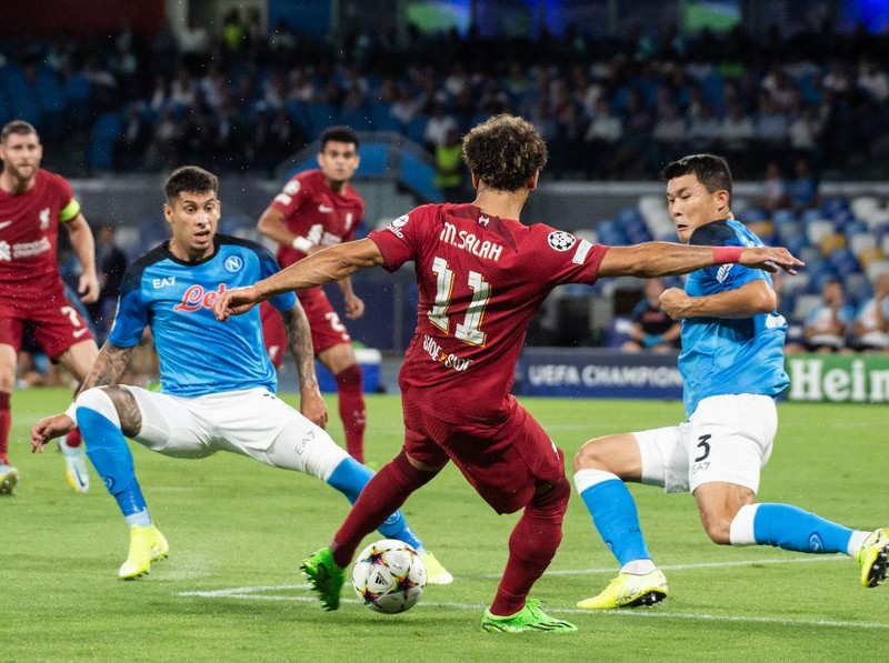 NAPLES, ITALY - SEPTEMBER 07: Mohamed Salah of Liverpool FC and Mathías Olivera and Kim Min-Jae of SSC Napoli run for the ball during the UEFA Champions League group A match between SSC Napoli and Liverpool FC at Stadio Diego Armando Maradona on September 07, 2022 in Naples, Italy. (Photo by Ivan Romano/Getty Images)