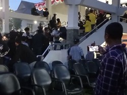 Momen Mahasiswa Tarik Keluar 45 Kursi DPRD Tasik Saat Demo BBM