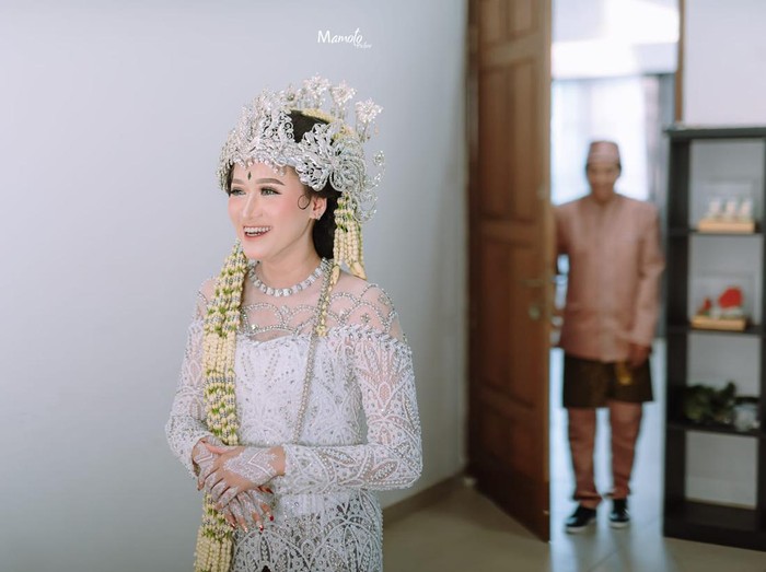 Momen viral pengantin wanita yang bertemu dengan ayahnya satu tahun sekali.