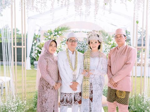 Momen viral pengantin wanita yang bertemu dengan ayahnya satu tahun sekali.