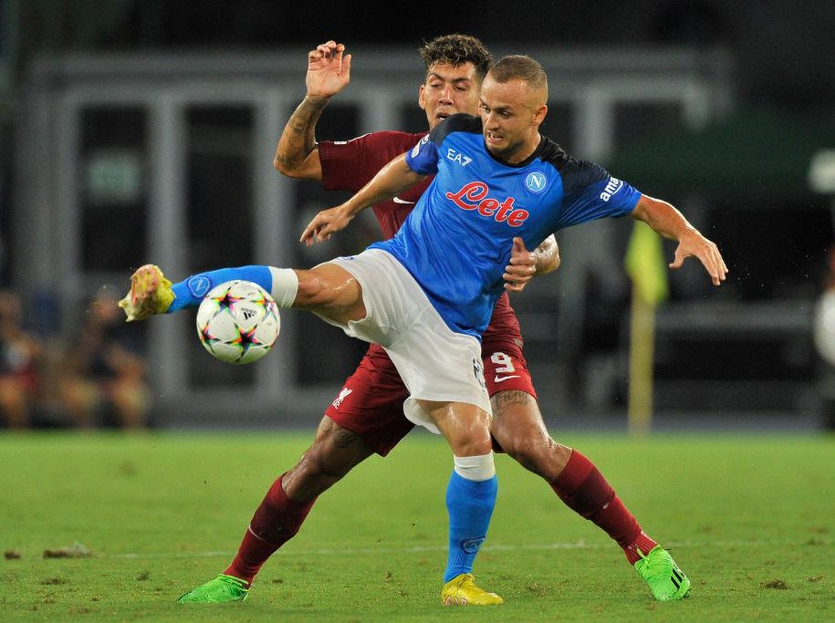 Aksi Stanislav Lobotka di Napoli, yang mengaku sudah sepakat ke Barcelona kini tidak jelas transfernya. (Foto: LightRocket via Getty Images/Vincenzo Izzo)