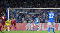 Sebelum jeda, Gio Simeone memastikan Napoli memimpin 3-0 atas Liverpool. Golnya di menit ke-44 membuat Si Merah bear-benar dalam bencana. (Foto: NurPhoto via Getty Images/NurPhoto)