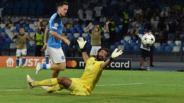 NAPLES, ITALY - SEPTEMBER 07: Piotr Zielinski of Napoli scores the 4-0 goal  of Napoli during the UEFA Champions League group A match between SSC Napoli and Liverpool FC at Stadio Diego Armando Maradona on September 07, 2022 in Naples, Italy. (Photo by SSC NAPOLI/SSC NAPOLI via Getty Images)